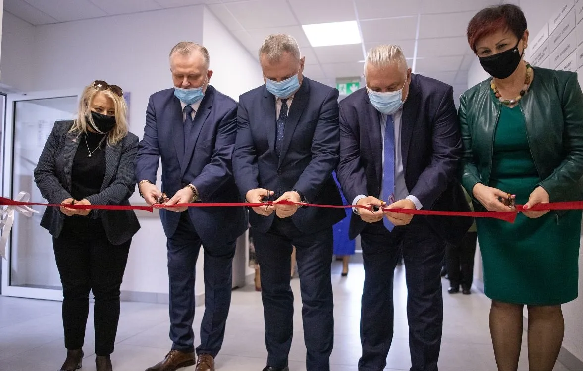 Uroczyste przecięcie wstęgi przy otwarciu DPS „Ostoja”, 13 kwietnia 2021 roku